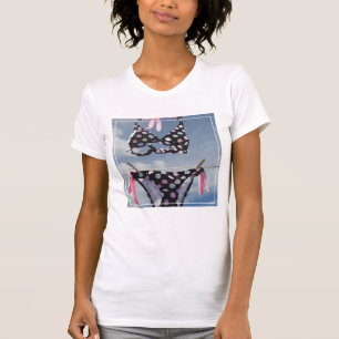 Bikini, der an einer Wäscheleine hängt T-Shirt
