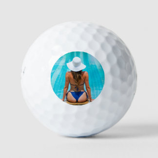 Bikini-Frau am Pool - Hauptsitz Golfball