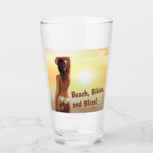 Bikini Girl Posing im Meer bei Sonnenuntergang Glas