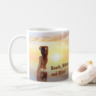 Bikini Girl Posing im Meer bei Sonnenuntergang Kaffeetasse