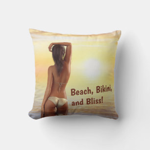 Bikini Girl Posing im Meer bei Sonnenuntergang Kissen
