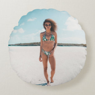 Bikini mit stehendem Sand Rundes Kissen