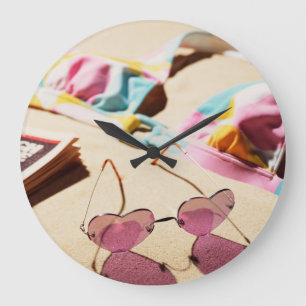 Bikini-Spitzen-und Herz-Form-Sonnenbrille auf Große Wanduhr