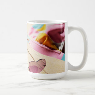 Bikini-Spitzen-und Herz-Form-Sonnenbrille auf Kaffeetasse