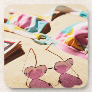 Bikini-Spitzen-und Herz-Form-Sonnenbrille auf Untersetzer