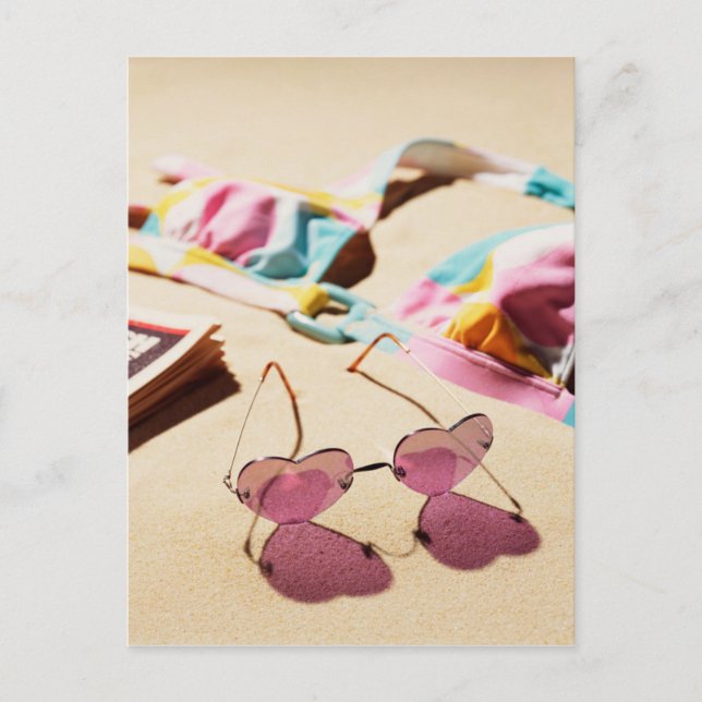 Bikini Top und Herz Form Sonnenbrille am Strand Postkarte (Vorderseite)