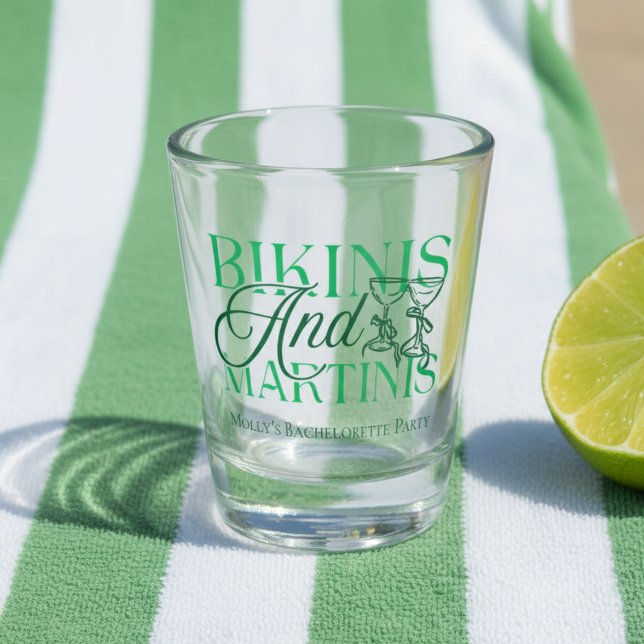 Bikinis und Martinis - Junggeselinnen-Abschied Schnapsglas (Bring the beachy vibes with this playful “Bikinis and Martinis” design!)