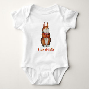 Bild des lächelnden niedlichen braunen baby strampler