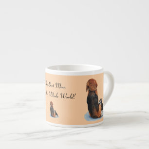 Bild des streichelnmammahundes des niedlichen espressotasse