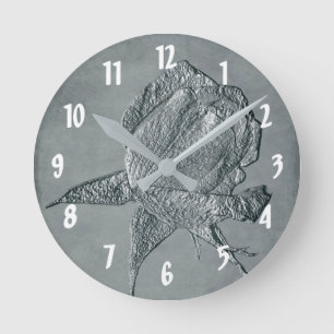 Bildhauerische Rose in grauer Blume Kunst Runde Wanduhr