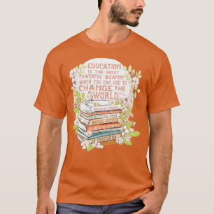 Bildung ist die stärkste Waffe in Floral T-Shirt