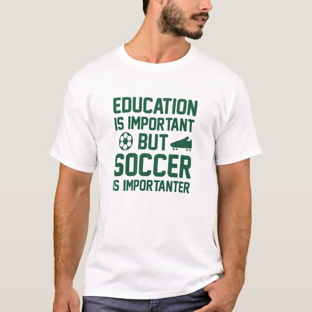 Bildung ist wichtig, aber Fußball ist wichtig T-Shirt (Vorderseite)