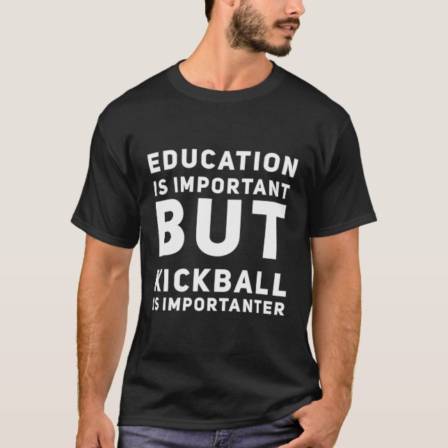Bildung ist wichtig, aber Kickball ist wichtig T-Shirt (Vorderseite)