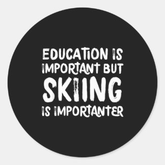 Bildung ist wichtig, aber Skifahren ist wichtiger Runder Aufkleber