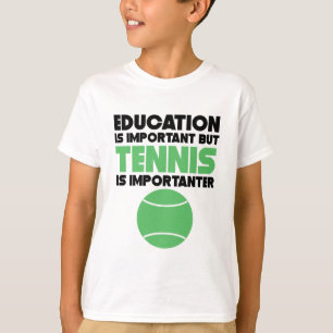Bildung ist wichtig, aber Tennis ist Importanter T-Shirt