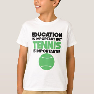 Bildung ist wichtig, aber Tennis ist Importanter T-Shirt