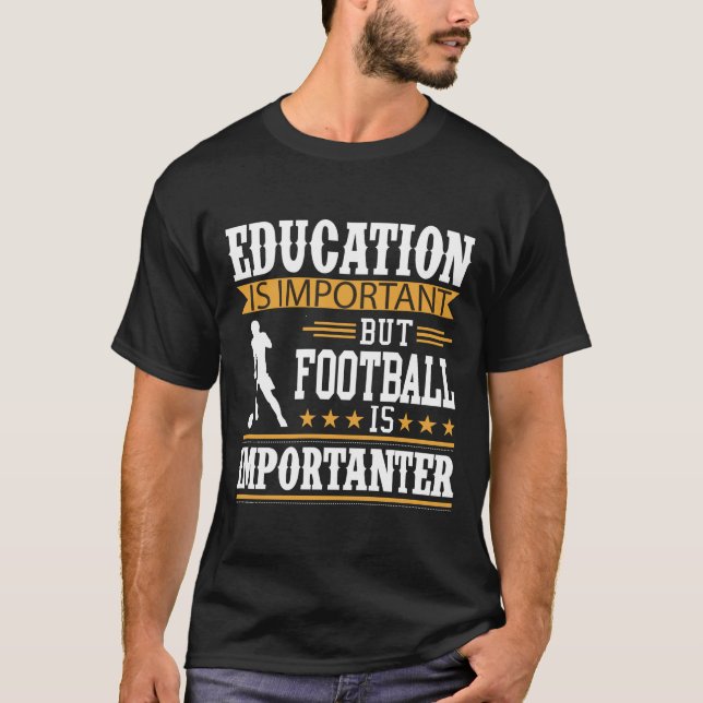 Bildung ist wichtig, Fußball ist wichtig T-Shirt (Vorderseite)