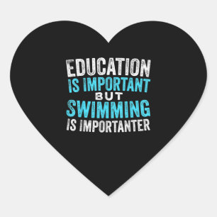 Bildung ist wichtig, Schwimmen ist aber wichtig Herz-Aufkleber