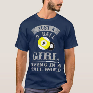 Billard für ein 9-Ball-Mädchen in einem 8-Ball T-Shirt