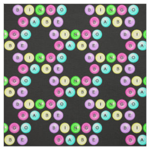 Bingo-Baby-Bingo-Bälle auf Schwarzem Stoff