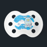 Binky Schnuller Personalize "Menorah Dog"<br><div class="desc">Binky Schnuller Personalisieren "Menorah Dog" Um zu personalisieren einfach Text löschen und in Ihre eigene Nachricht eingeben. Anpassen durch Auswahl und Verwendung Ihrer bevorzugten Schriftart Größe, Farbe und Stil. Viel Spaß! Danke, dass ihr angehalten und vorbeigekommen seid! Viel geschätzt! Happy Hanukkah/Chanukah! Größe: BooginHead® Custom Schnuller (6 Monate) Gib deinem Baby...</div>