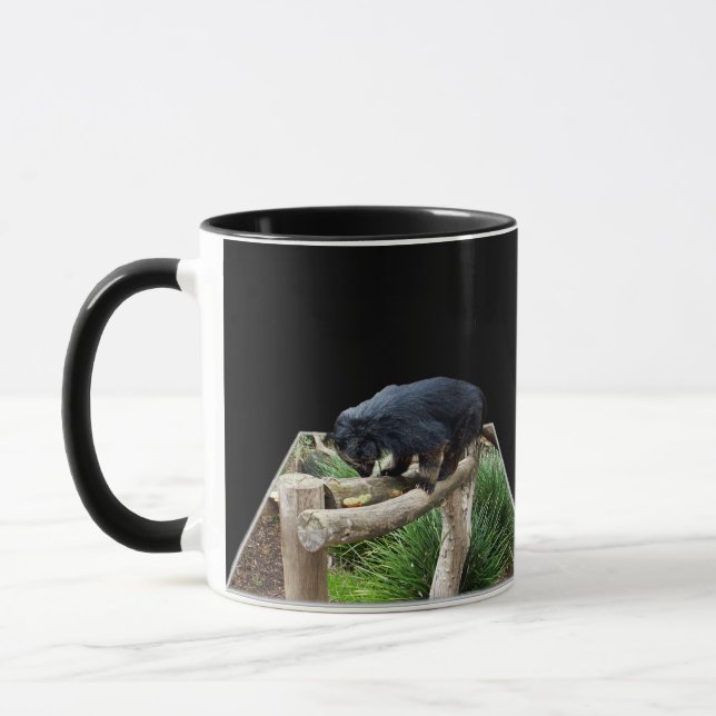 Binturong (Barkatze), Stehend auf einem Rundholz, Tasse (Links)