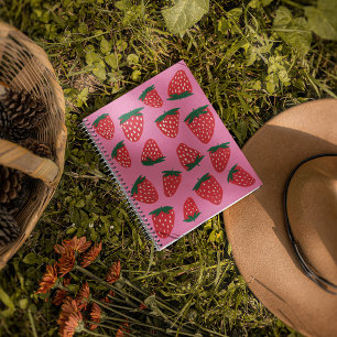Bio Erdbeeren im Sommer rot auf rosa Untergrund Notizbuch