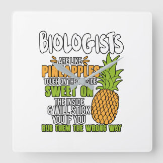 Biologen sind wie Ananas. Quadratische Wanduhr