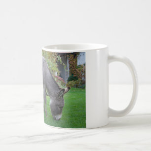 Biologische Rasenmäher auf vier Höhlen Kaffeetasse