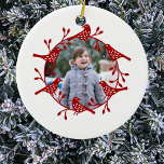 Bird Wreath Modern Scandi Foto Keramik Ornament<br><div class="desc">Ein festlicher Gewitter von Vögeln und Hügeln der Rose umgibt Ihr eigenes Foto in diesem hübsch skandinavischen Stil rot-weiß Weihnachtsgeschmack. Originelle Kunst von Nic Squirrell. Foto Credit: Fotografie © Storytree Studios,  Stanford,  CA</div>