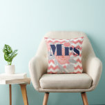 Birde Mrs Lips Navy Coral Gray Zig Zag Floral Kissen<br><div class="desc">Niedliche Whimsical Coral Hearts mit modernen Schriftart Coral,  Navy und Gray Modern Geometric Zig Zag Muster Wedding Einladung - Dieses süß Illustrierte Muster hat Acorns Fern Ranunculus und Blätter,  die perfekt für eine elegante Außen- oder lässige Hochzeit sind</div>