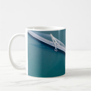BIRDS EYANSICHT AUF DIE BRÜCKE KAFFEETASSE