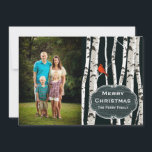 Birken-Baum-kundenspezifischer Foto-Weihnachtsgruß Feiertagskarte<br><div class="desc">Stilvolle flache Art Weihnachtsgrußkarte, mit einer kundenspezifischen Fotografie, auf der links Seite und Grafiken von Weiß streiften Birkenbäume, auf dem links ab. Ein roter Kardinal des Singles hockt auf einer der Baumniederlassungen und eine Vintage schauende ovale Tafelartplakette hat unten den weißen kundenspezifischen Text, der bereit ist zu personifizieren. Fügen Sie...</div>