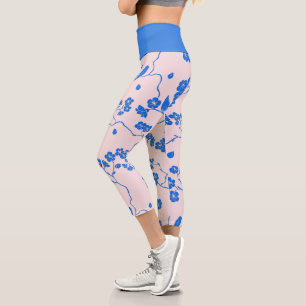 Birnen auf Kirschblüten Blau auf Weiß Capri Leggings
