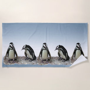 Birnen aus schwarzem und weißem Pinguin auf blauem Strandtuch