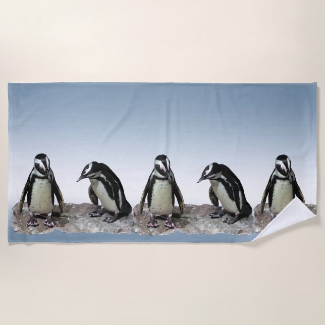 Birnen aus schwarzem und weißem Pinguin auf blauem Strandtuch (Vorderseite)