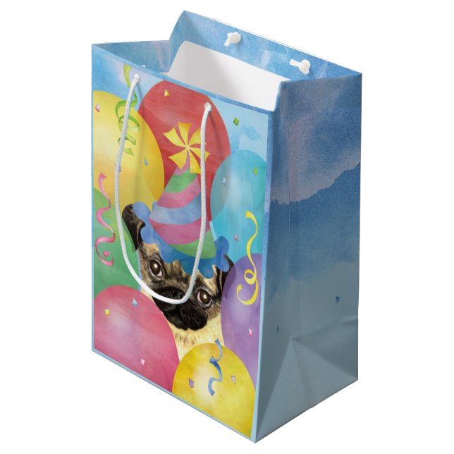 Birthday Balloons Mops Mittlere Geschenktasche Mittlere Geschenktüte (Vorderseite Schrägansicht)