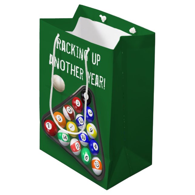 Birthday Billiard Balls on Green Mittlere Geschenktüte (Vorderseite Schrägansicht)