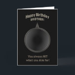 BIRTHDAY - BROTHER - GUN - AIM KARTE<br><div class="desc">IDEALE KARTE FÜR DIESEN BESONDEREN TYP IN IHREM LEBEN, DER SO VIEL AUF DEN TISCH IN IHRER BEZIEHUNG GEBRACHT HAT. KONZEPT IST EINFACH, DASS ER ALLES IN ORDNUNG GOT UND GENAU DEN MANN WEISS, DER ER IST. HINWEIS: Das gleiche Bild für Geburtstage und Vatertagskarten - beide in vielen verschiedenen Kategorien,...</div>