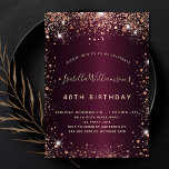 Birthday burgundy Rose Gold Glitzern Einladung<br><div class="desc">Für einen eleganten 40. Geburtstag (oder jedes Alter). Eine burgundische Hintergrundfarbe. Dekoriert mit Rose Gold Imitate Glitzern. Personalisieren und fügen Sie Namen,  Alter und Party Details hinzu. Der Name wird mit einem handgeschriebenen Stilskript geschrieben</div>
