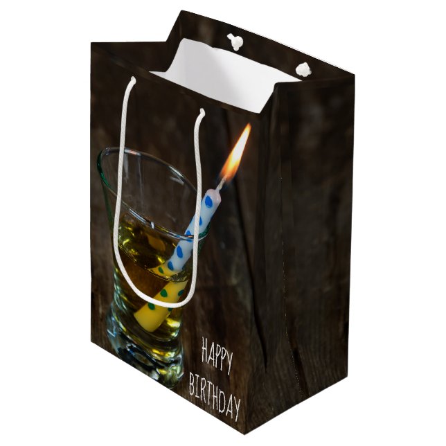 Birthday Candle in Whiskey Mittlere Geschenktüte (Vorderseite Schrägansicht)