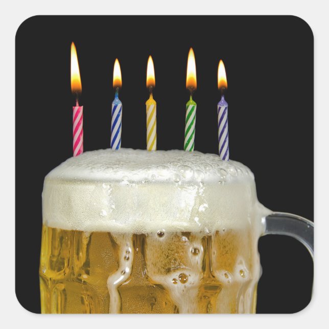 Birthday Candles in Beer Tasse Quadratischer Aufkleber (Vorderseite)