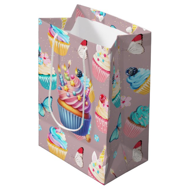 Birthday Cupcake Party Mittlere Geschenktüte (Vorderseite Schrägansicht)