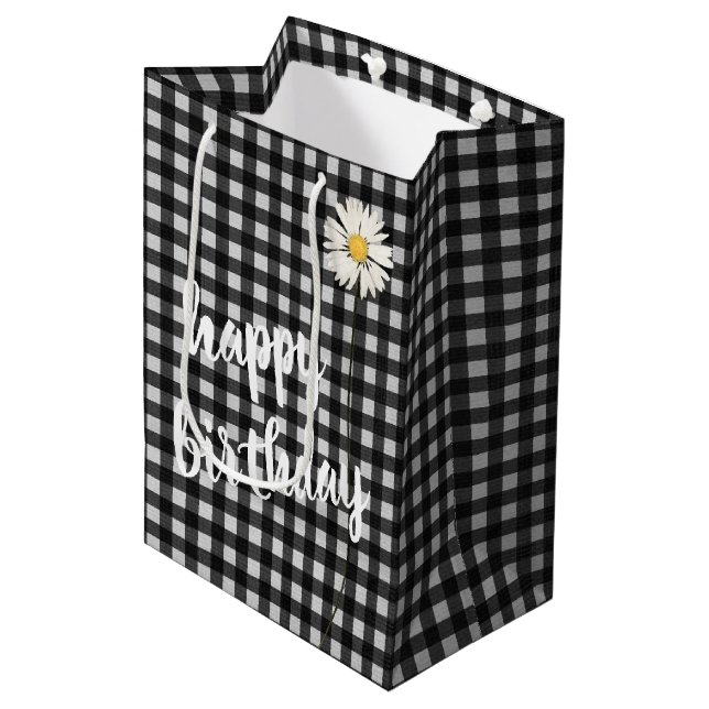 Birthday Daisy on Black and White Gingham Mittlere Geschenktüte (Vorderseite Schrägansicht)