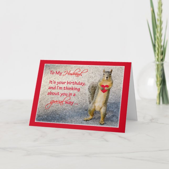 Birthday Eichhörnchen, Holding Red Heart mit Karte (Vorderseite)