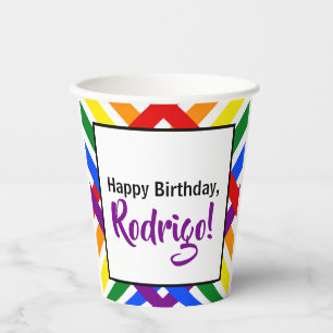 Birthday-Ereignis mit markierten Rainbow-Farben Pappbecher