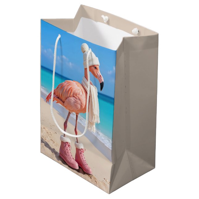 Birthday Flamingo Wearing Winter Scarf and Hat Mittlere Geschenktüte (Vorderseite Schrägansicht)