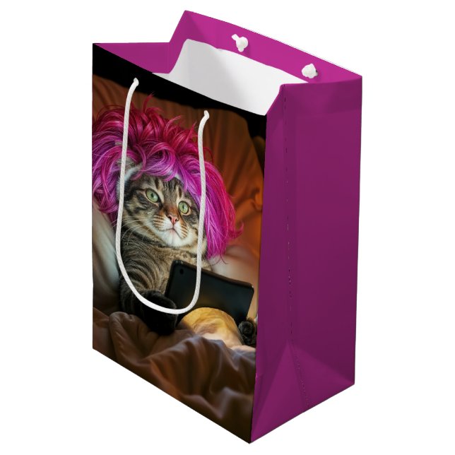 Birthday Gen Z Cat Staring an Electronic Tablet Mittlere Geschenktüte (Vorderseite Schrägansicht)