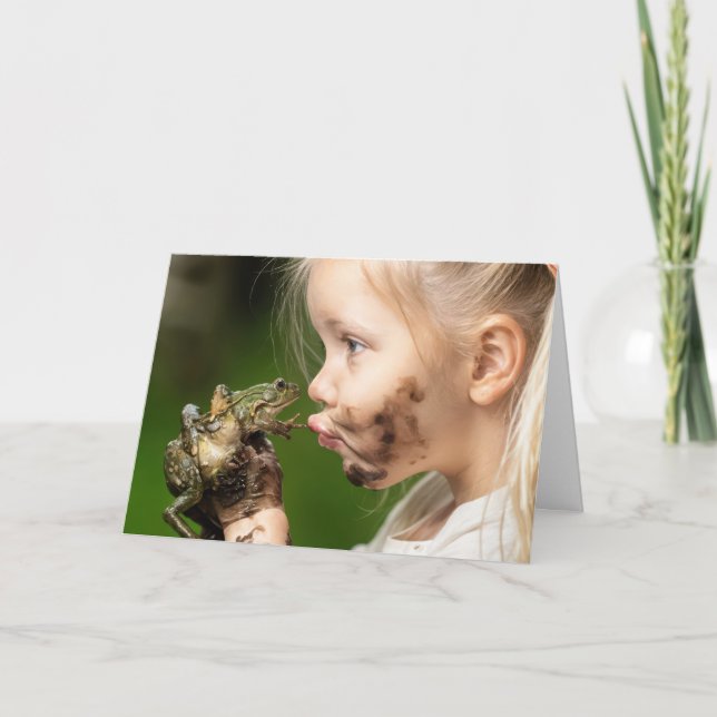 Birthday Girl Kissing a Frog Karte (Vorderseite)