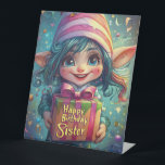 Birthday Gnome - Happy Birthday Sister Sockelschild<br><div class="desc">Feiern Sie den besonderen Tag Ihrer Schwester mit dieser bezaubernden und skurrilen Geburtstagsknomik! Mit einem fröhlichen, mit Augen Gnome mit blauen Haaren, einem rosa gestreiften Hut und einem wunderschön umhüllten Geschenk mit dem Aufdruck "Happy Birthday Sister"... Glitzern mit schwebenden Konfetti, Bändern und einer traumhaften Fantasieatmosphäre, die es zur idealen Wahl...</div>